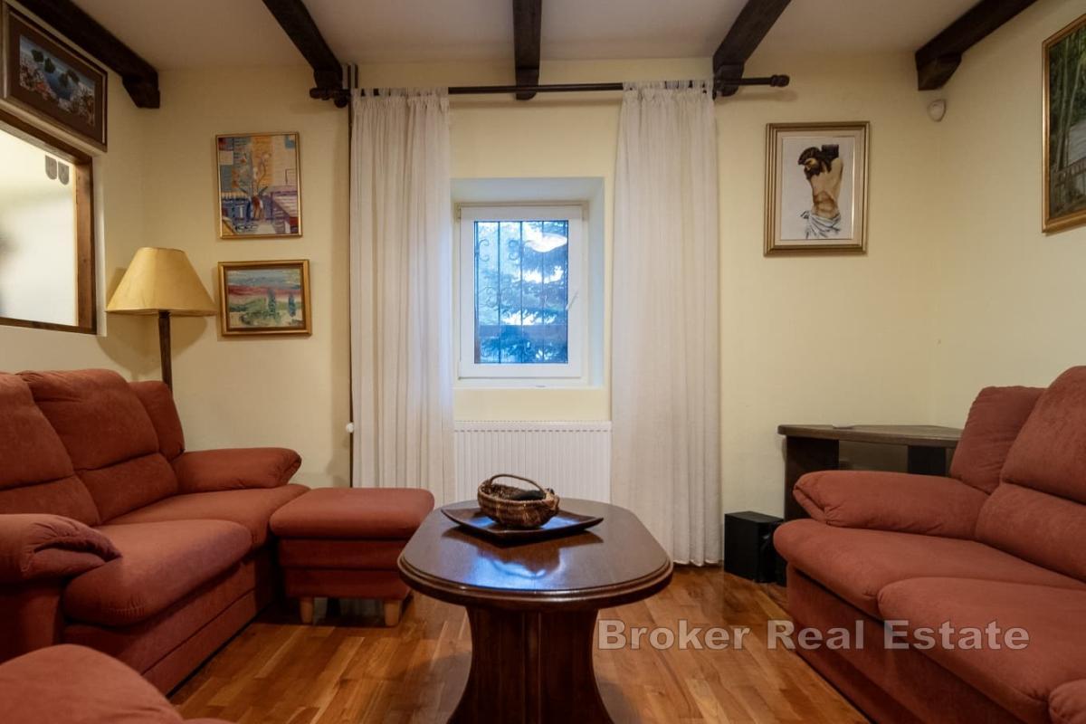 Tradisjonelt hus i en avsidesliggende beliggenhet omgitt av vakkert grøntområde