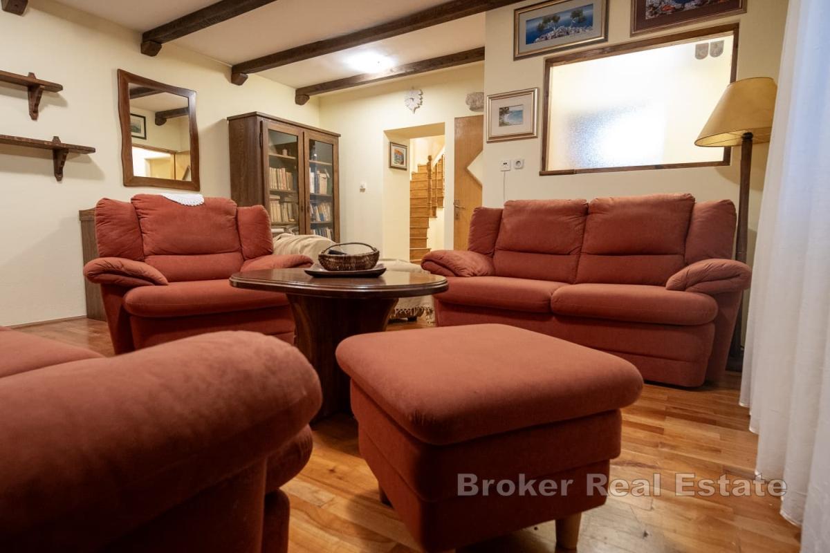 Tradisjonelt hus i en avsidesliggende beliggenhet omgitt av vakkert grøntområde