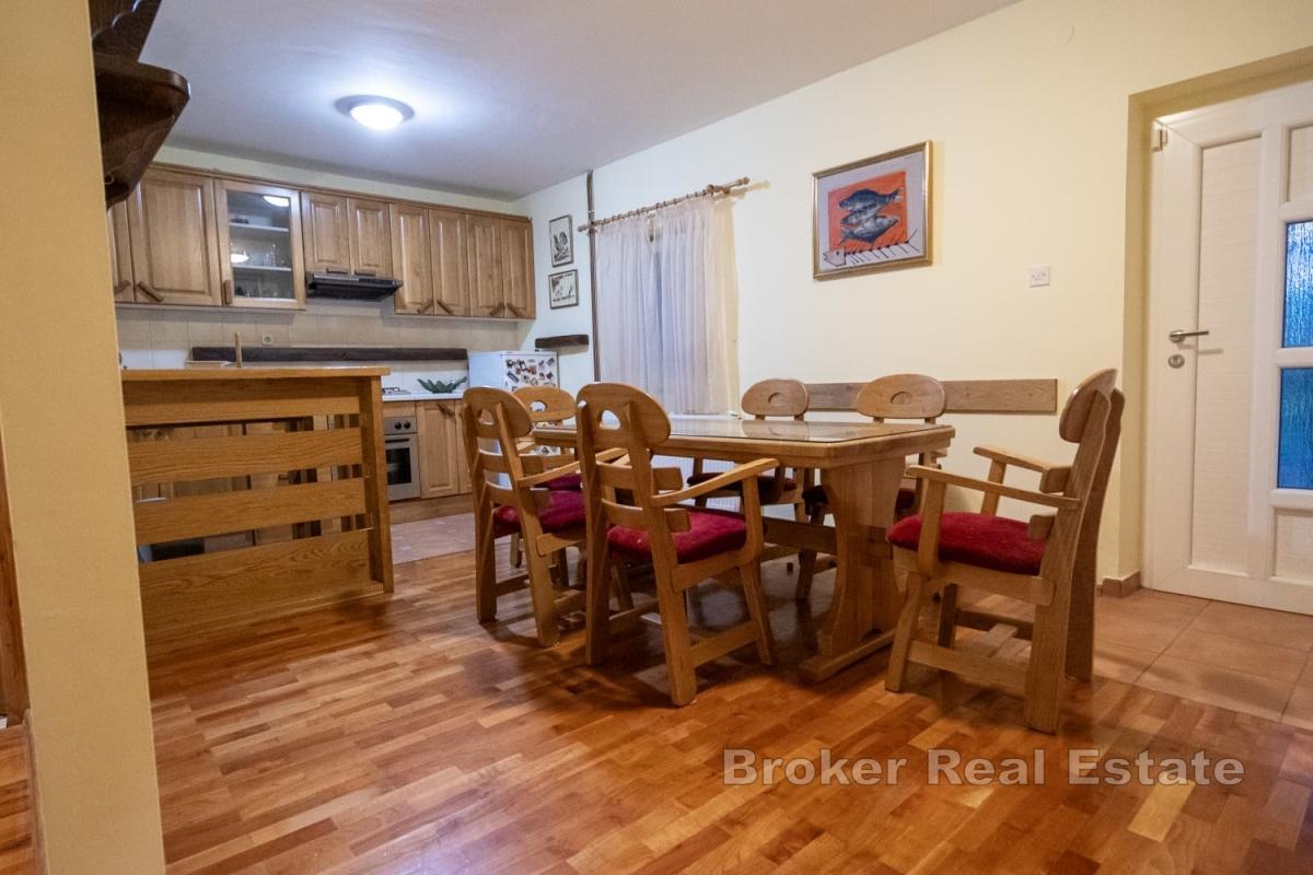 Tradisjonelt hus i en avsidesliggende beliggenhet omgitt av vakkert grøntområde