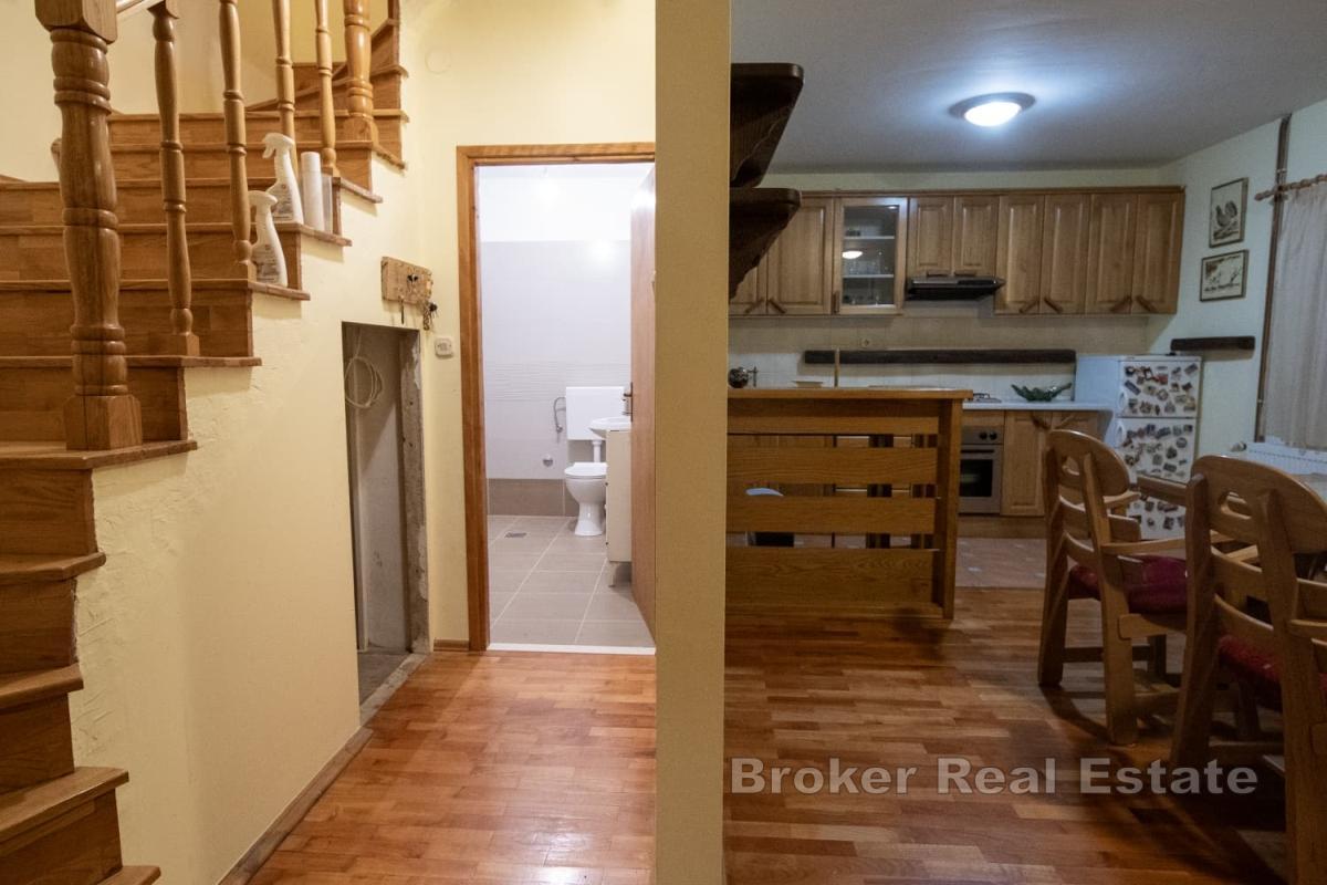 Tradisjonelt hus i en avsidesliggende beliggenhet omgitt av vakkert grøntområde