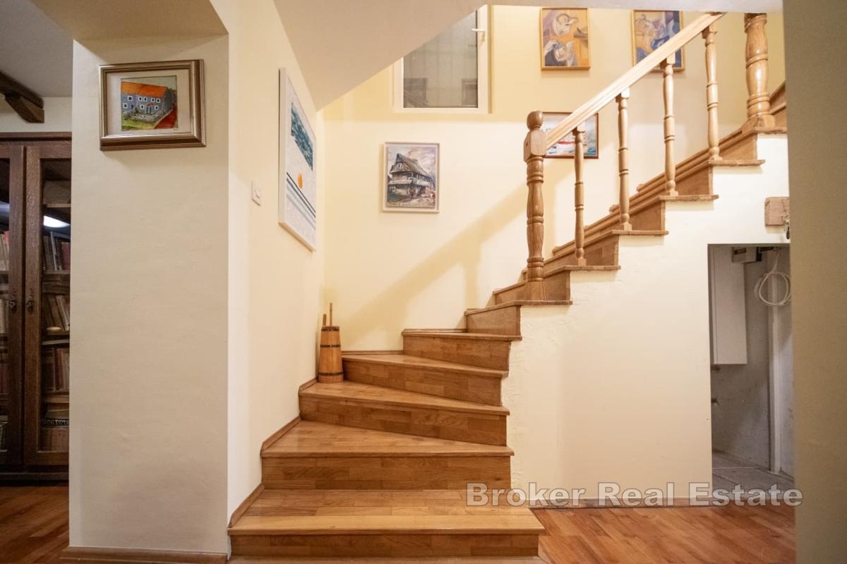 Tradisjonelt hus i en avsidesliggende beliggenhet omgitt av vakkert grøntområde