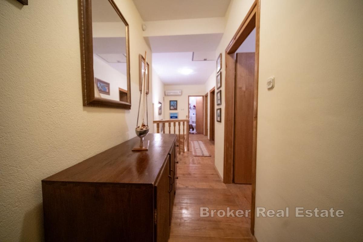 Tradisjonelt hus i en avsidesliggende beliggenhet omgitt av vakkert grøntområde