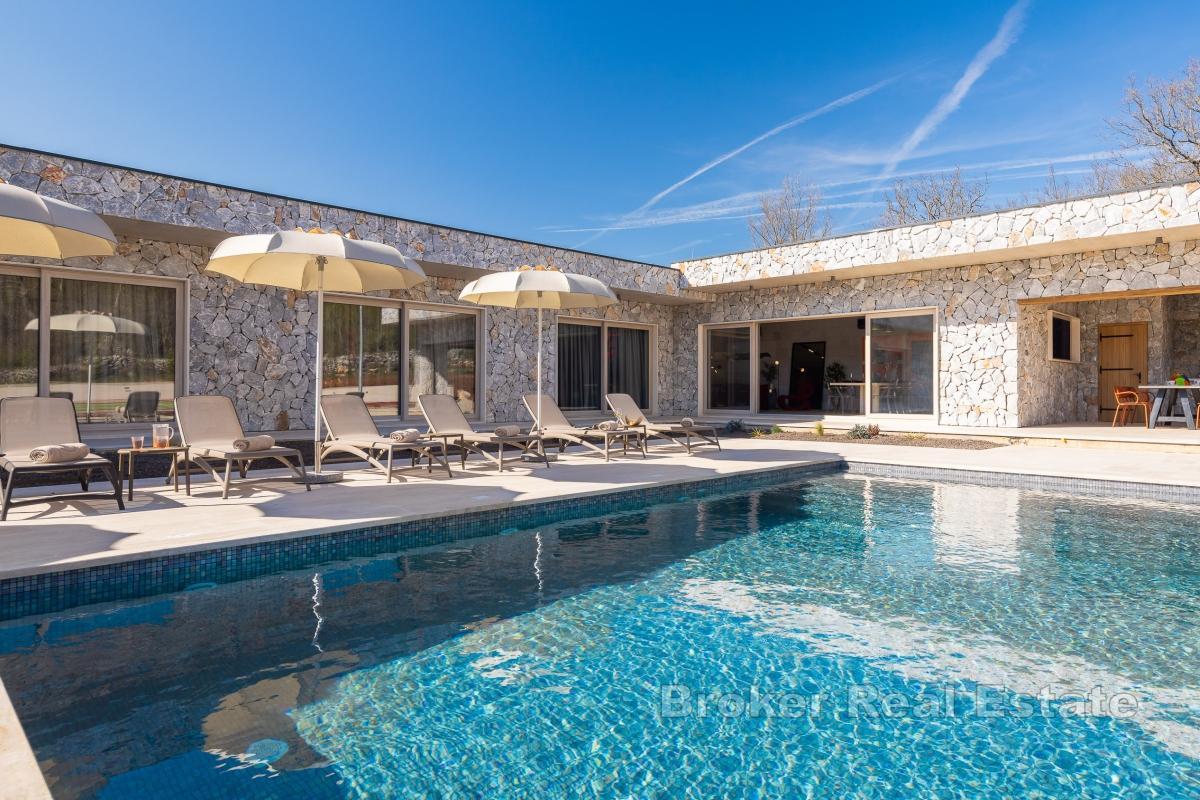 Attraktiv villa med pool och tennisbana nära Split