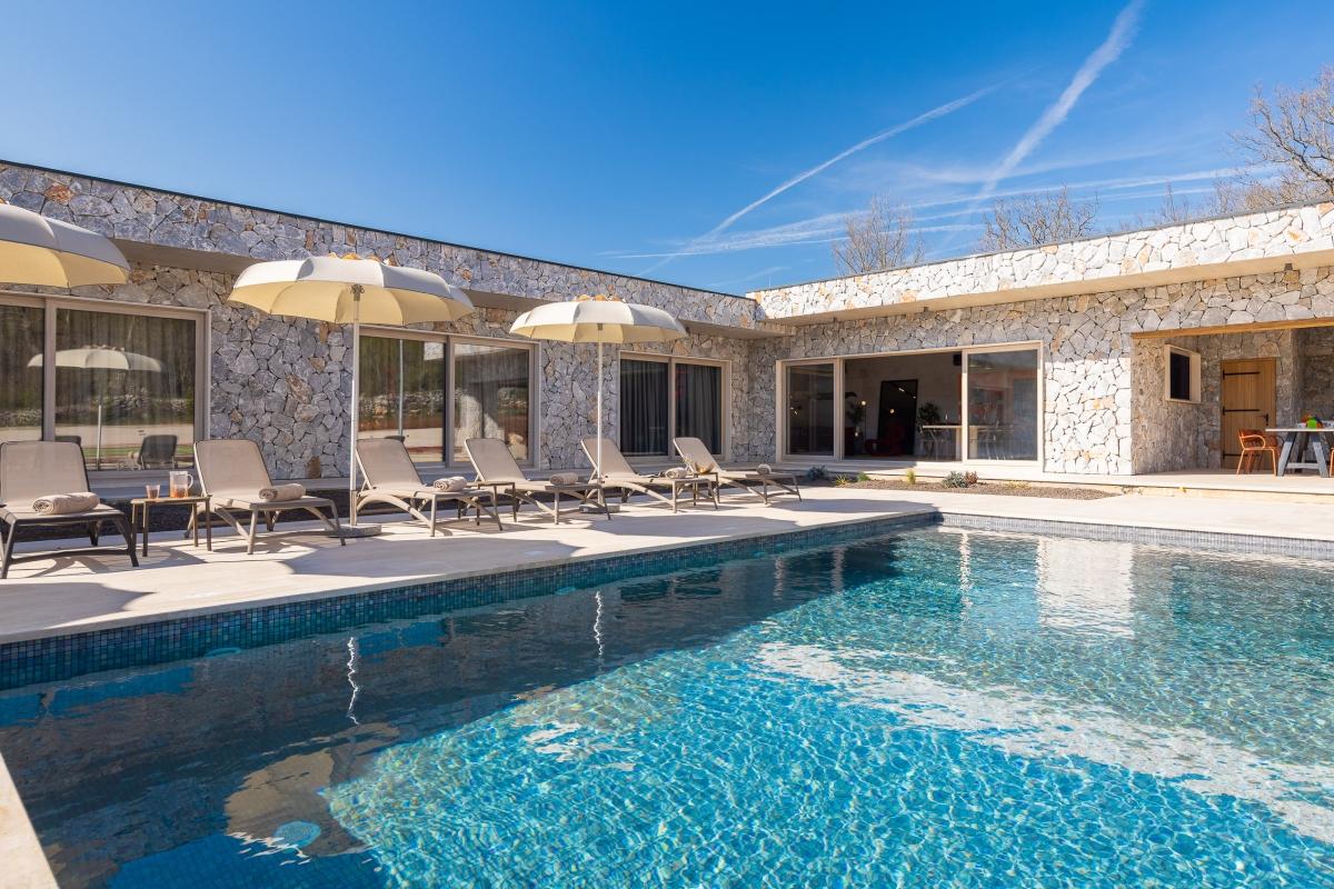 Attraktiv villa med pool och tennisbana nära Split