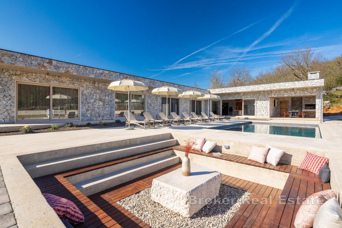 Attraktiv villa med pool och tennisbana nära Split