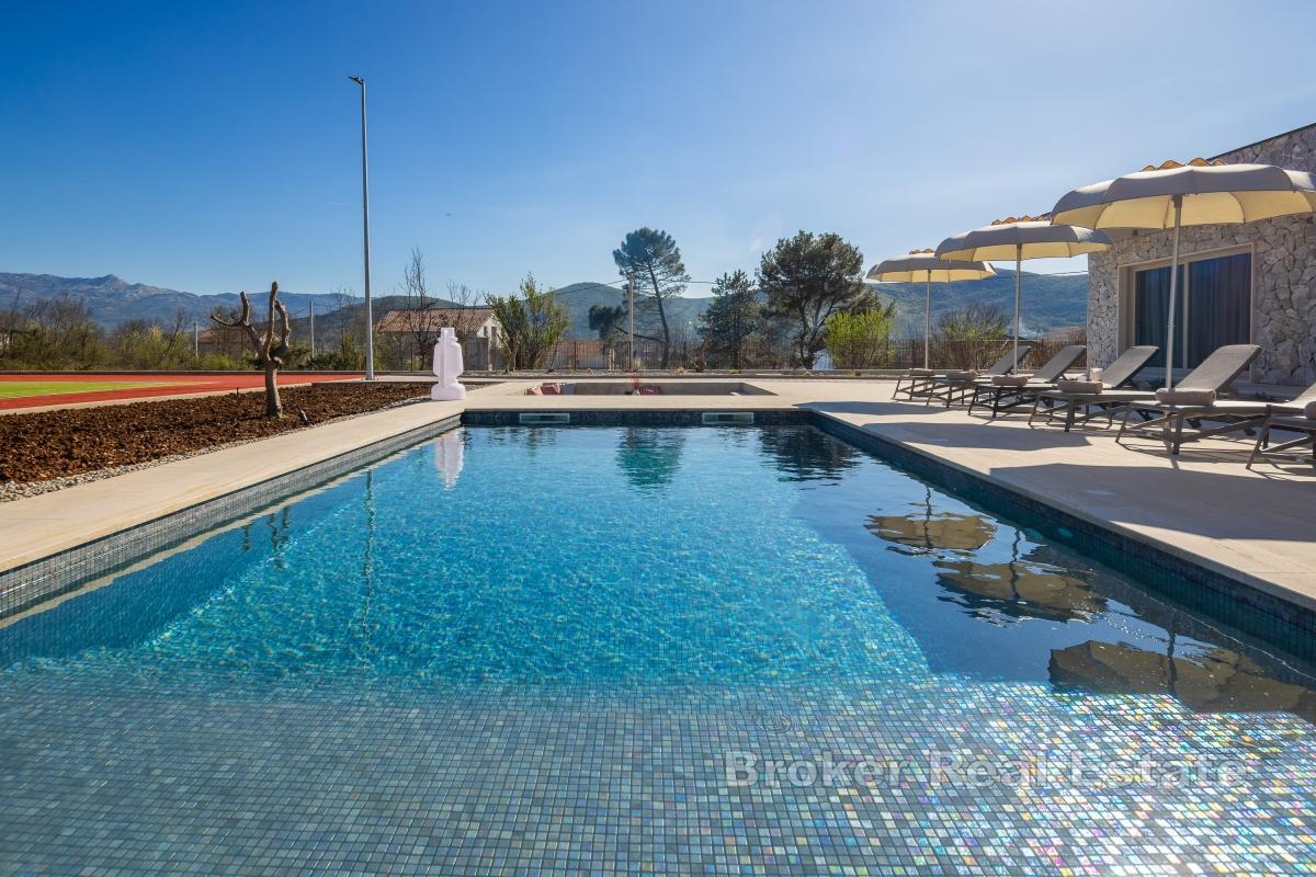 Attraktiv villa med pool och tennisbana nära Split