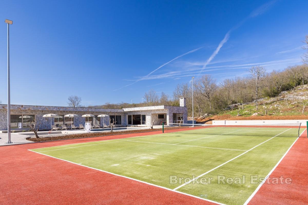 Attraktiv villa med pool och tennisbana nära Split