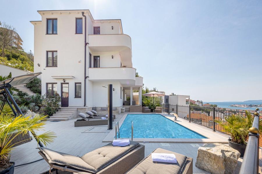 001-2048-44-Split-area-Modern-apartment-with-pool-and-a-sea-view-for-sale