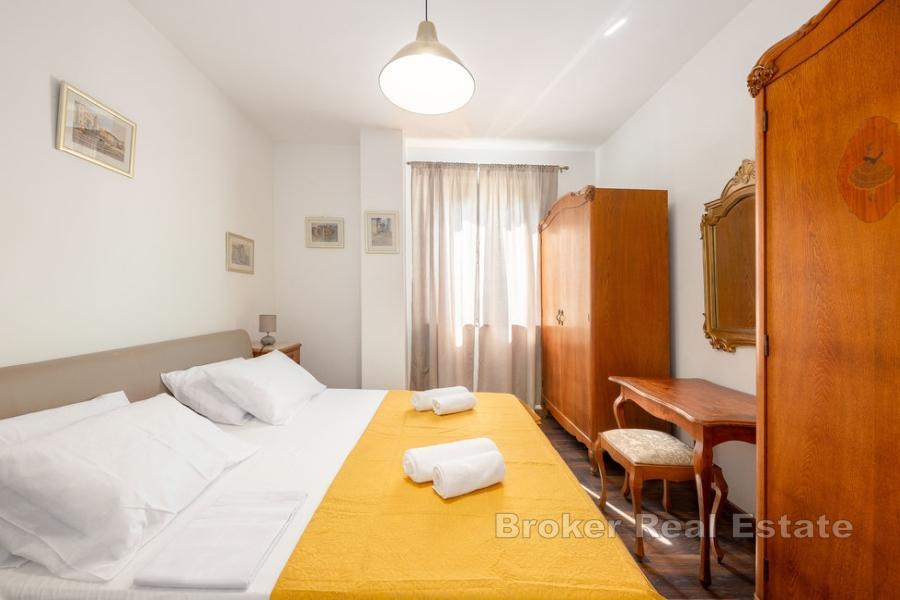 Vakker leilighet med basseng og havutsikt