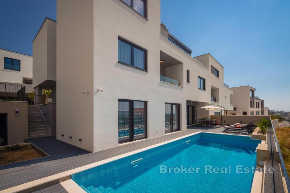 Atrakcyjna willa wakacyjna z panoramicznym widokiem na wybrzeże