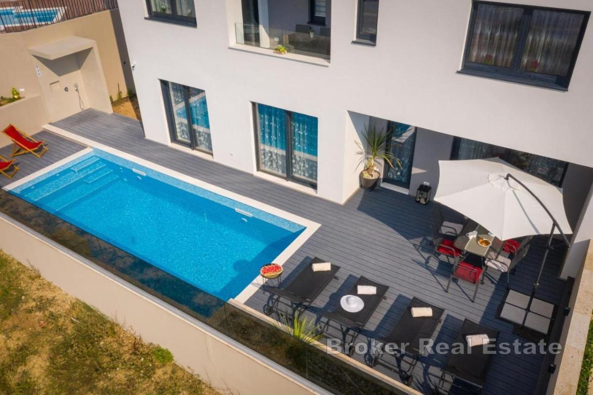 Belle villa de vacances avec vue panoramique sur le littoral