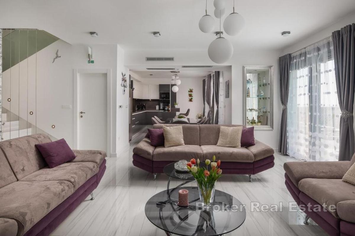 Atrakcyjna willa wakacyjna z panoramicznym widokiem na wybrzeże