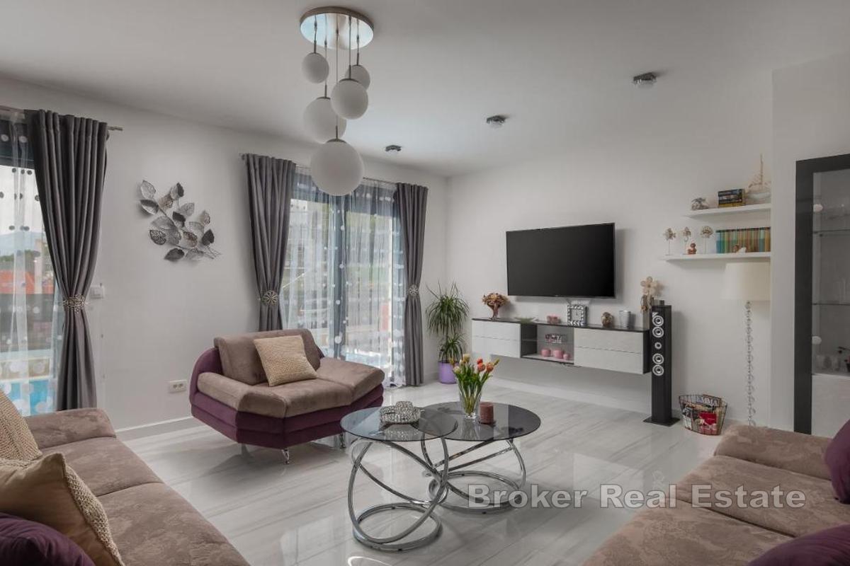 Atrakcyjna willa wakacyjna z panoramicznym widokiem na wybrzeże