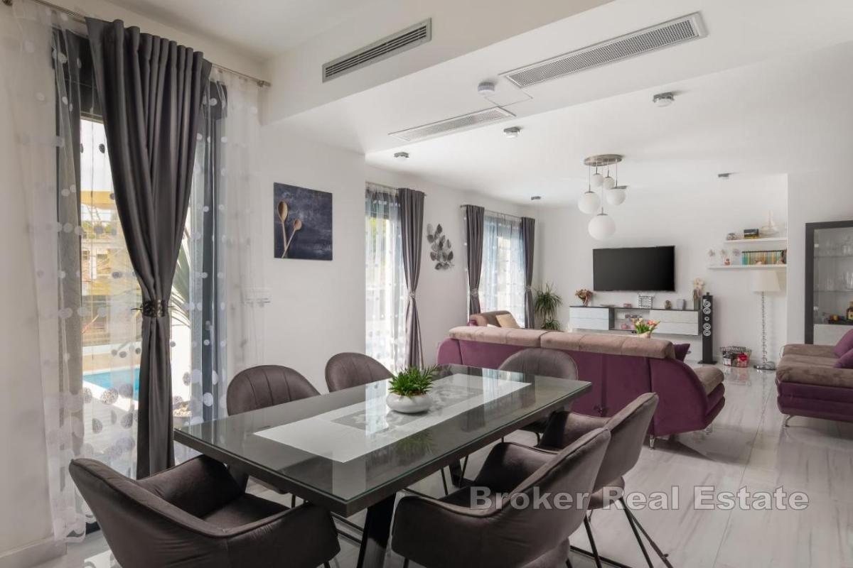 Atrakcyjna willa wakacyjna z panoramicznym widokiem na wybrzeże