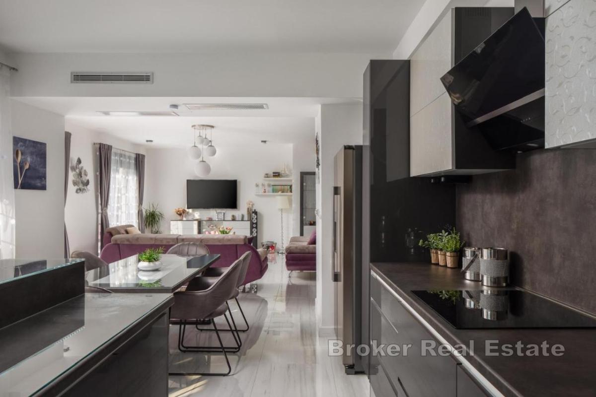 Atrakcyjna willa wakacyjna z panoramicznym widokiem na wybrzeże