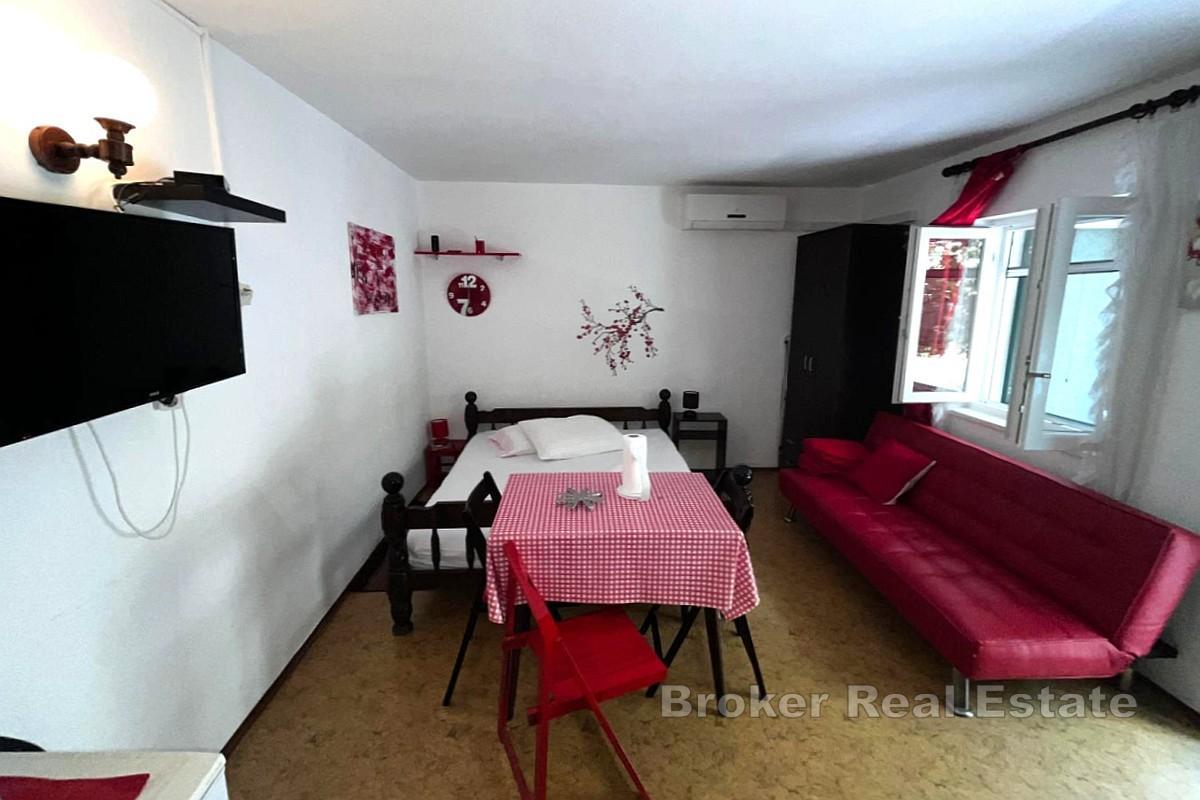 Idylický apartmánový dům v první řadě u moře