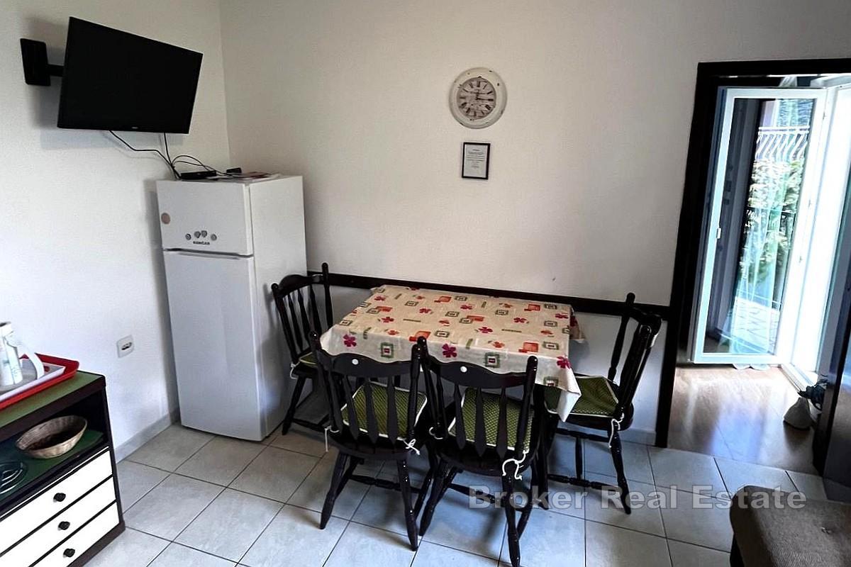 Idylický apartmánový dům v první řadě u moře