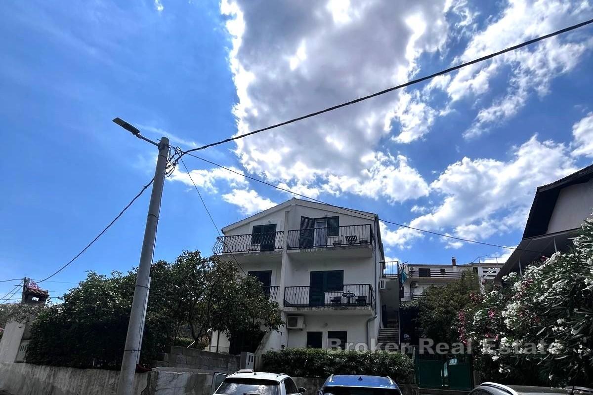 Idylický apartmánový dům v první řadě u moře