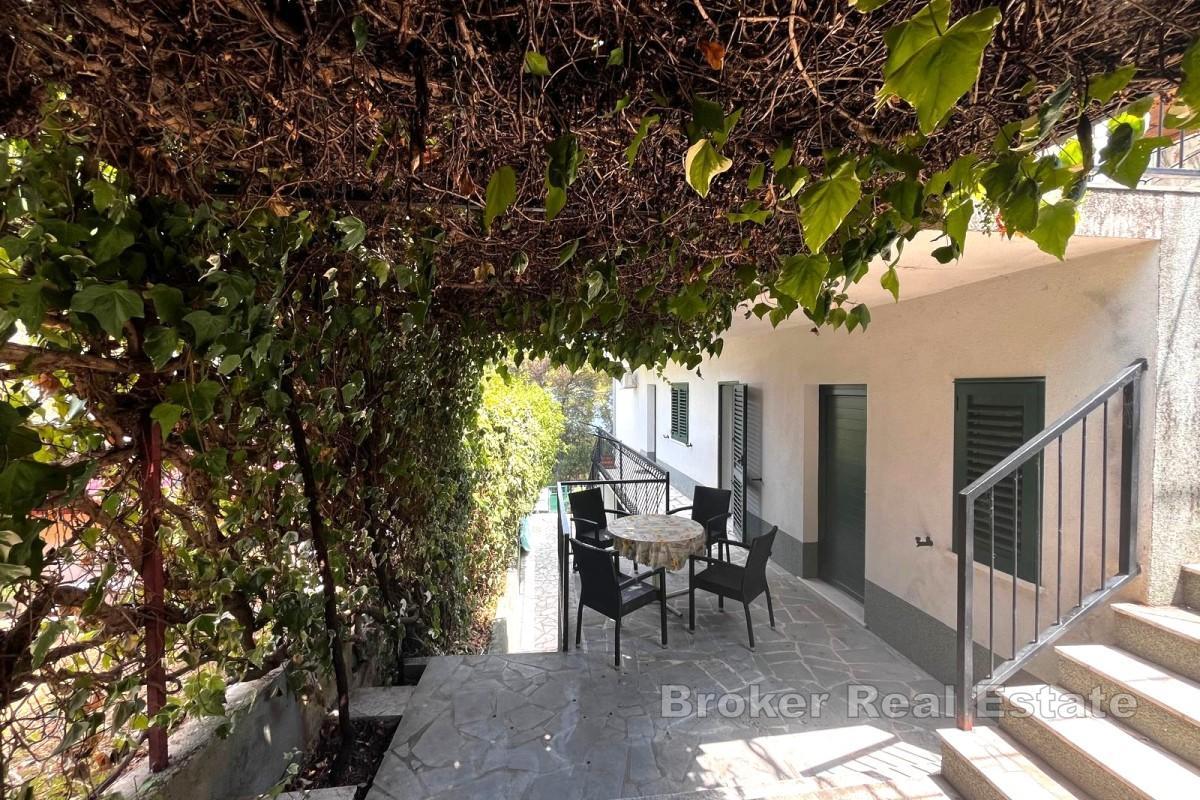 Idyllisk leilighetshus i første rad mot sjøen