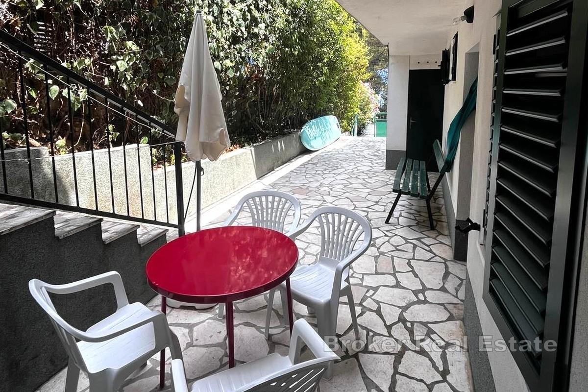 Idyllisk leilighetshus i første rad mot sjøen