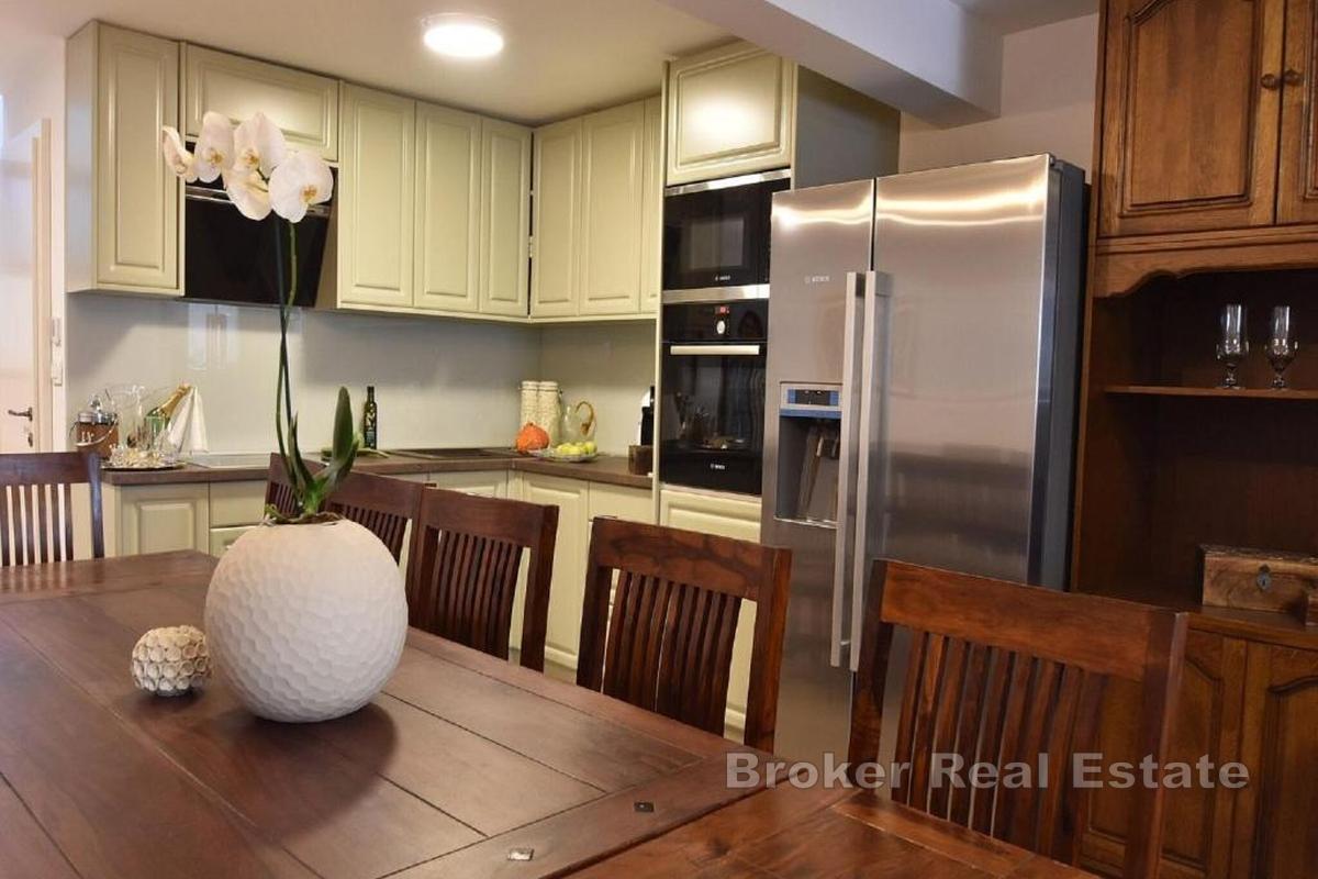 Красивая двухуровневая квартира в аренду недалеко от центра города