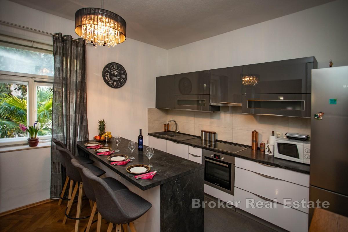 Appartamento con due camere da letto, garage e giardino in posizione privilegiata