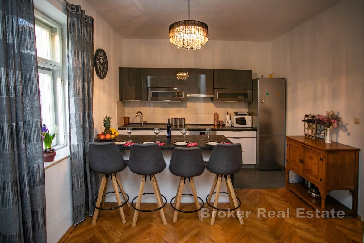 Appartamento con due camere da letto, garage e giardino in posizione privilegiata