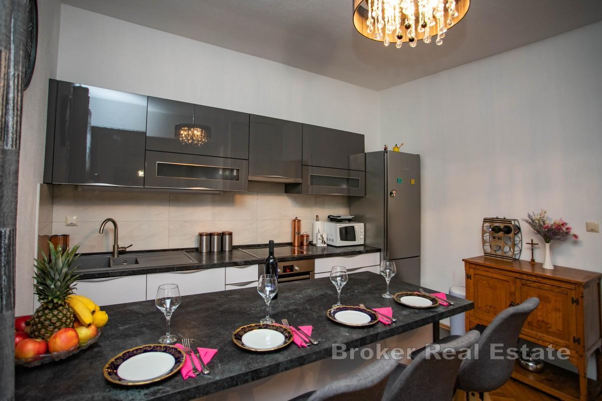 Dvosoban apartman sa garažom i dvorom na vrhunskoj lokaciji