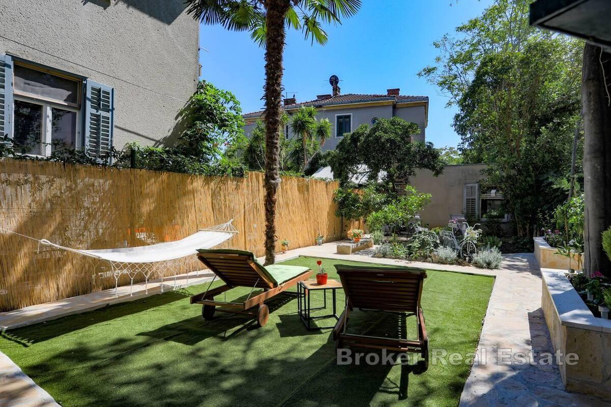 Appartamento con due camere da letto, garage e giardino in posizione privilegiata