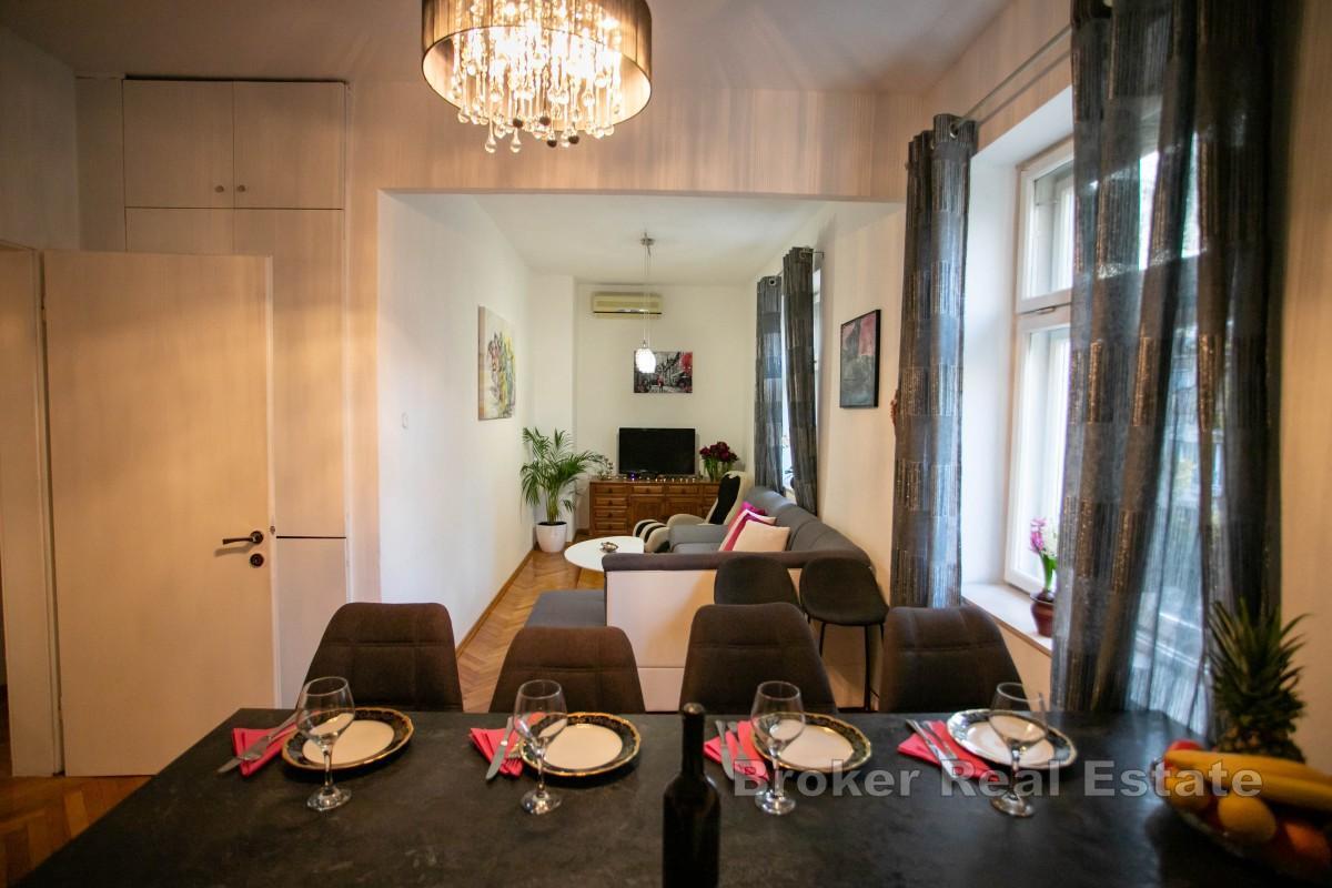 Dvosoban apartman sa garažom i dvorom na vrhunskoj lokaciji