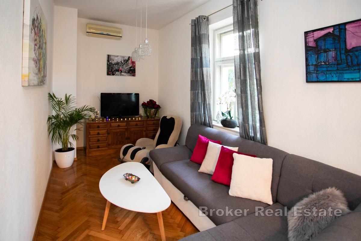 Dvosoban apartman sa garažom i dvorom na vrhunskoj lokaciji
