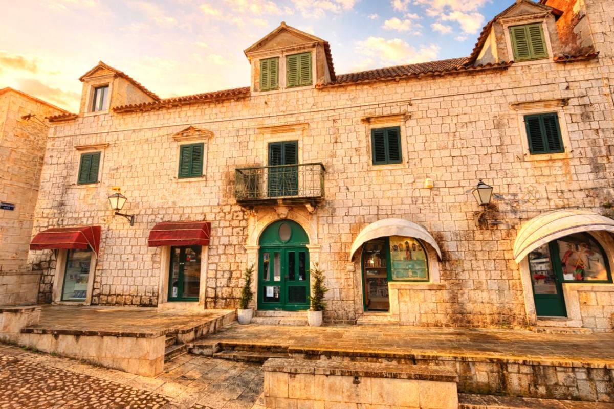 Уникальный каменный объект недвижимости с 4 коммерческими помещениями, семейным домом и апартаментами