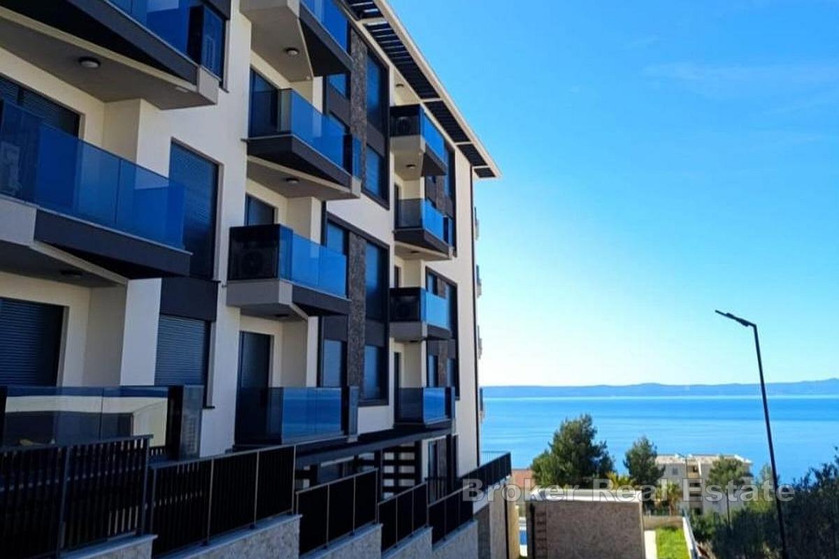 Moderno appartamento con due camere da letto in un nuovo edificio con vista parziale sulla costa