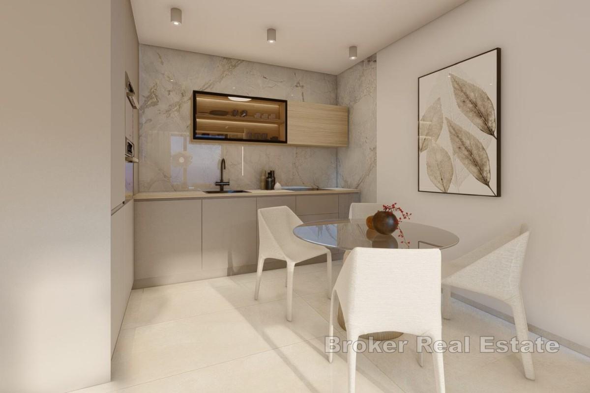 Moderni dvosobni apartman u novogradnji s djelomičnim pogledom na obalu