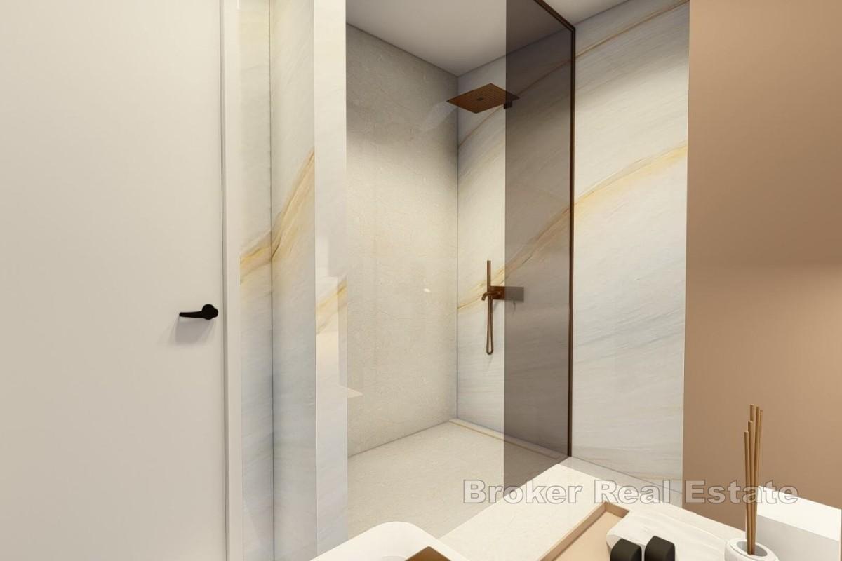 Moderno appartamento con due camere da letto in un edificio di nuova costruzione con vista parziale sul mare