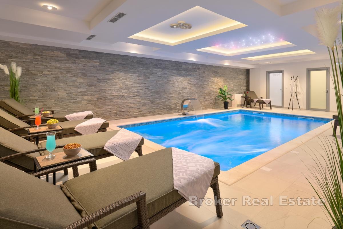Luxusvilla mit Innenpool und Whirlpool