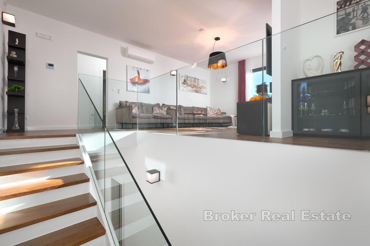 Luxusvilla mit Innenpool und Whirlpool