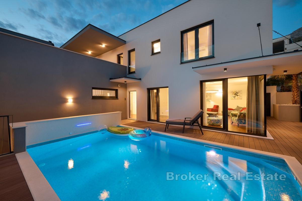 En modern villa med 4 sovrum med eget badrum, uppvärmd pool, jacuzzi och bastu