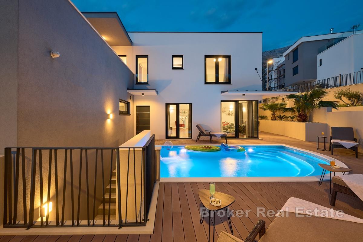En modern villa med 4 sovrum med eget badrum, uppvärmd pool, jacuzzi och bastu
