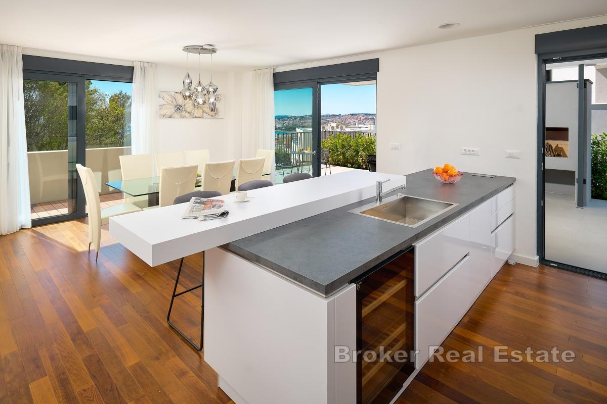 En modern villa med 4 sovrum med eget badrum, uppvärmd pool, jacuzzi och bastu