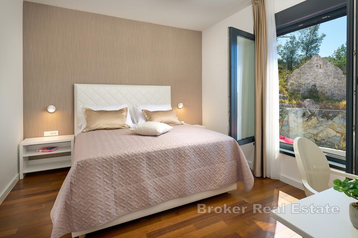 En modern villa med 4 sovrum med eget badrum, uppvärmd pool, jacuzzi och bastu
