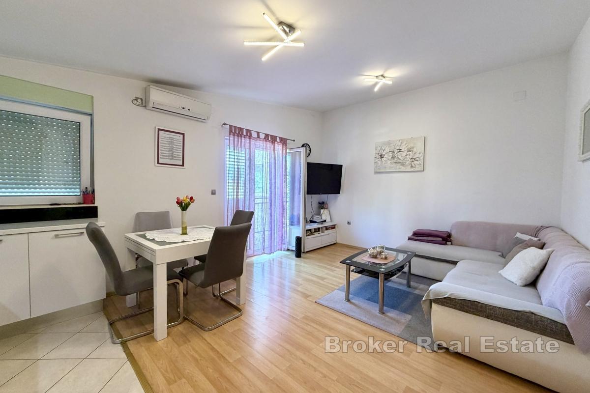 Funkcionalna obiteljska kuća s vrtom i parkingom