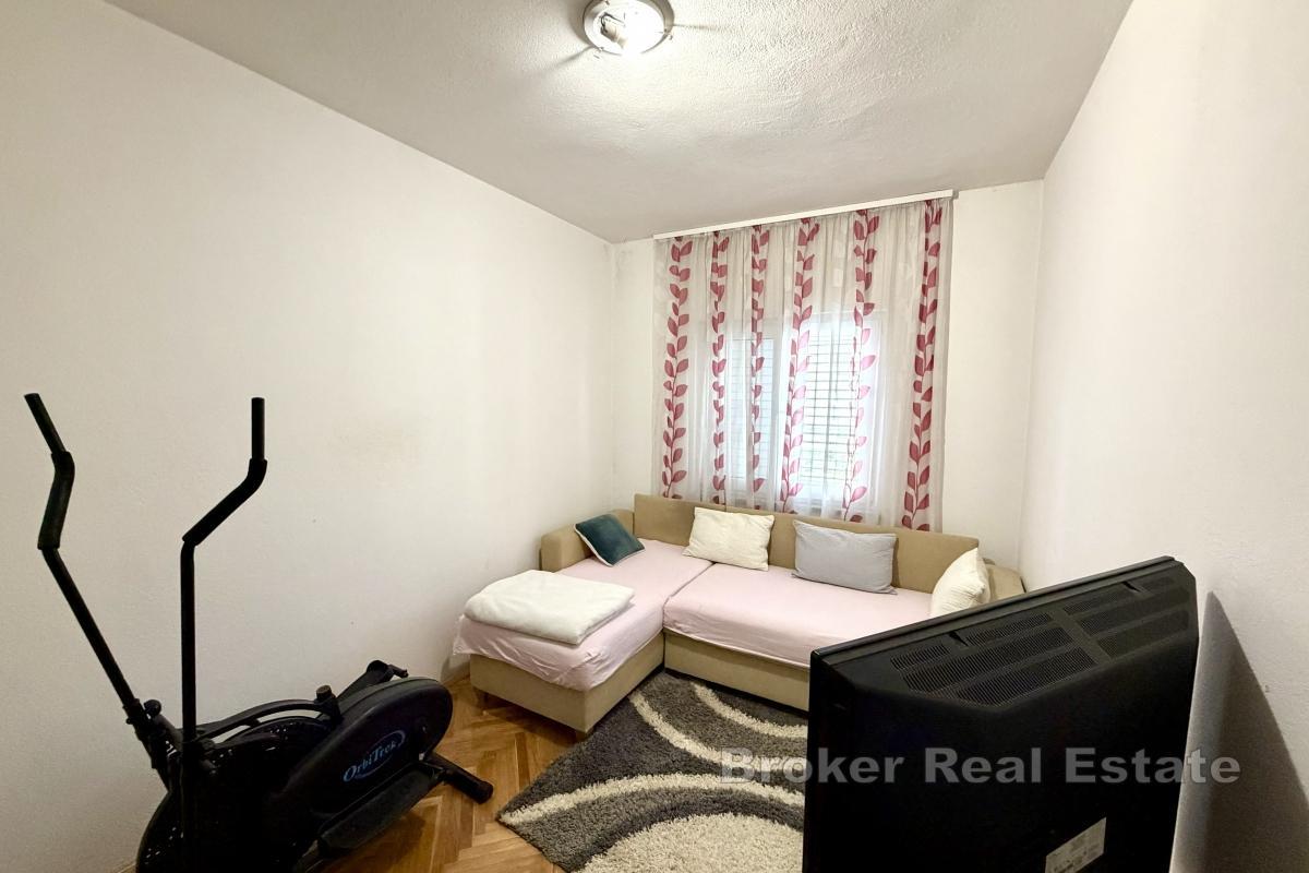 Funkcionalna obiteljska kuća s vrtom i parkingom