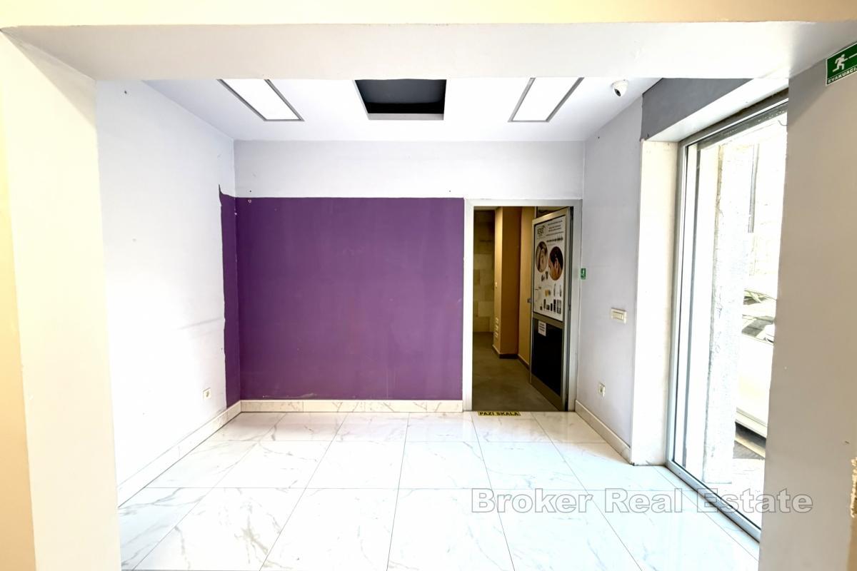 Obchodní prostor v přízemí kamenné budovy - centrum Splitu