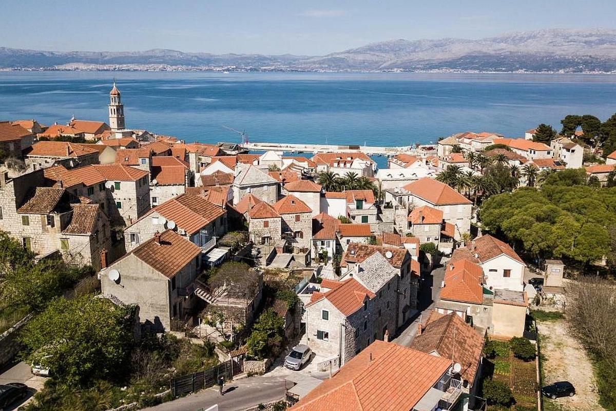 Brač - Kamenný dom pri mori