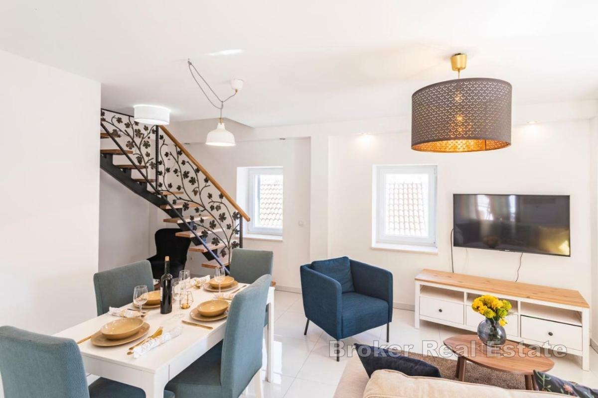 Steinhus nær sjøen