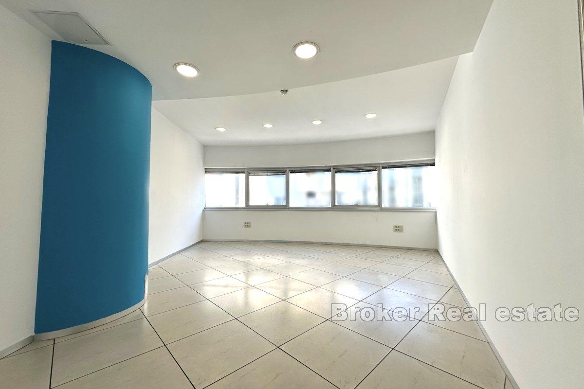 Spazioso e moderno spazio ufficio