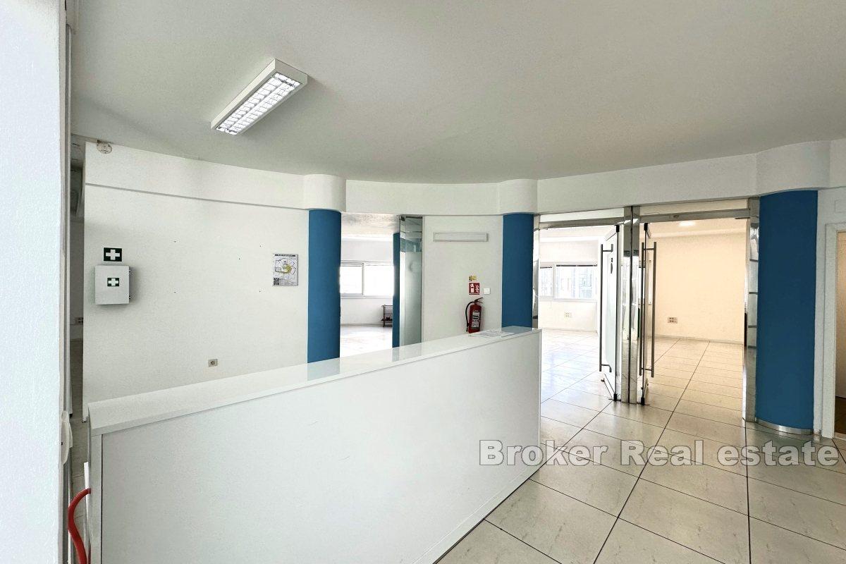 Spazioso e moderno spazio ufficio