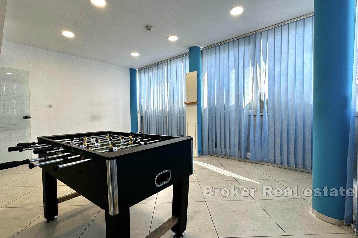 Spazioso e moderno spazio ufficio