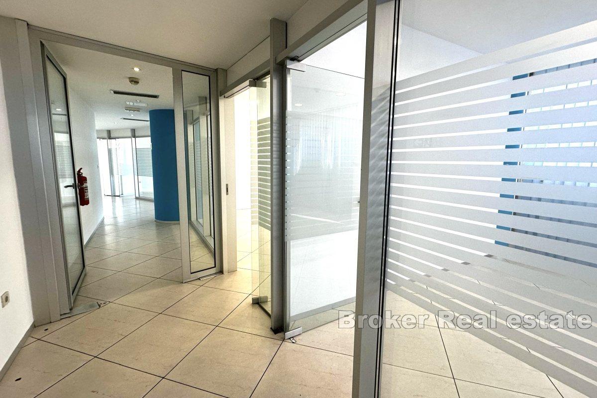 Spazioso e moderno spazio ufficio